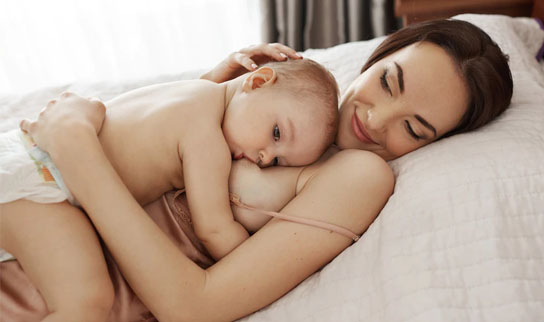 leche materna con nutrientes importantes para el crecimiento y desarrollo del bebe 