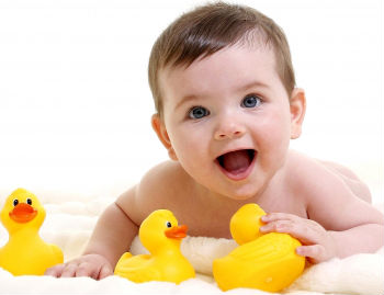 consejos para que tu bebé tenga un primer baño alegre y saludable